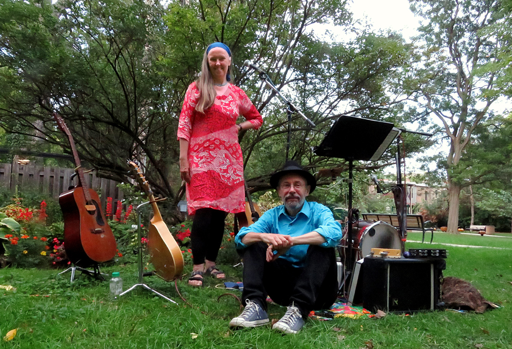 Jutta & the Hi-Dukes as a duet before a house concert on a lawn. Click for more information on our small-space concert programs.